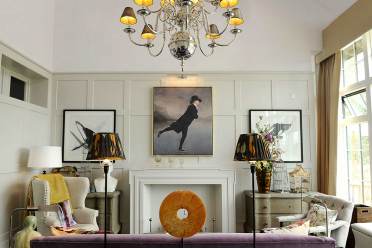 Classic decor and natural light in the owners' area Bright wood-panelled drawing room with art pieces